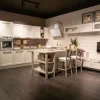 Cucina classica con penisola bianca in legno Claudia^Lube Cucine Online