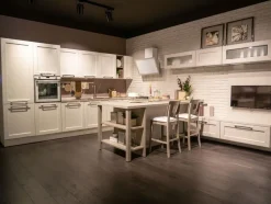 Cucina classica con penisola bianca in legno Claudia^Lube Cucine Online