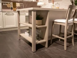 Cucina classica con penisola bianca in legno Claudia^Lube Cucine Online