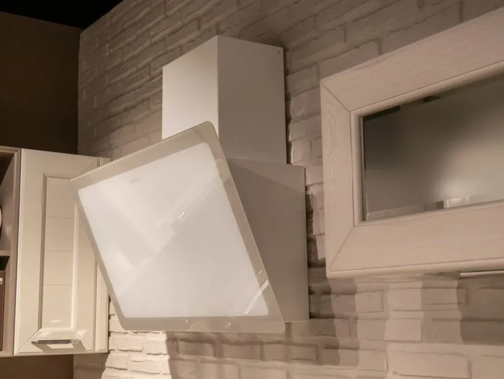 Cucina classica con penisola bianca in legno Claudia^Lube Cucine Online