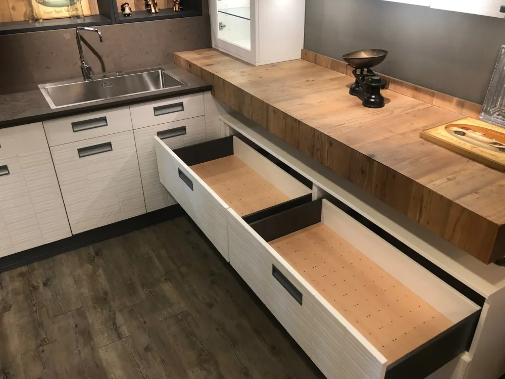 Cucina classica ad angolo bianca in legno Lab 40^Marchi Cucine New