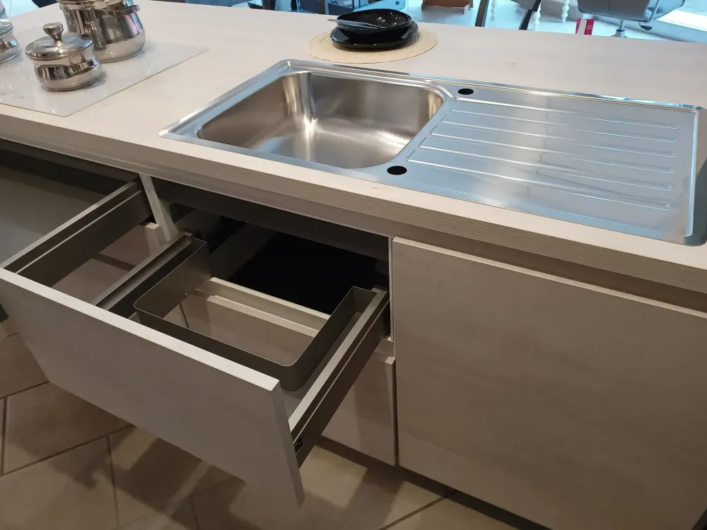 Cucina moderna con penisola Soft lack a prezzo ribassato^Nolte Hot