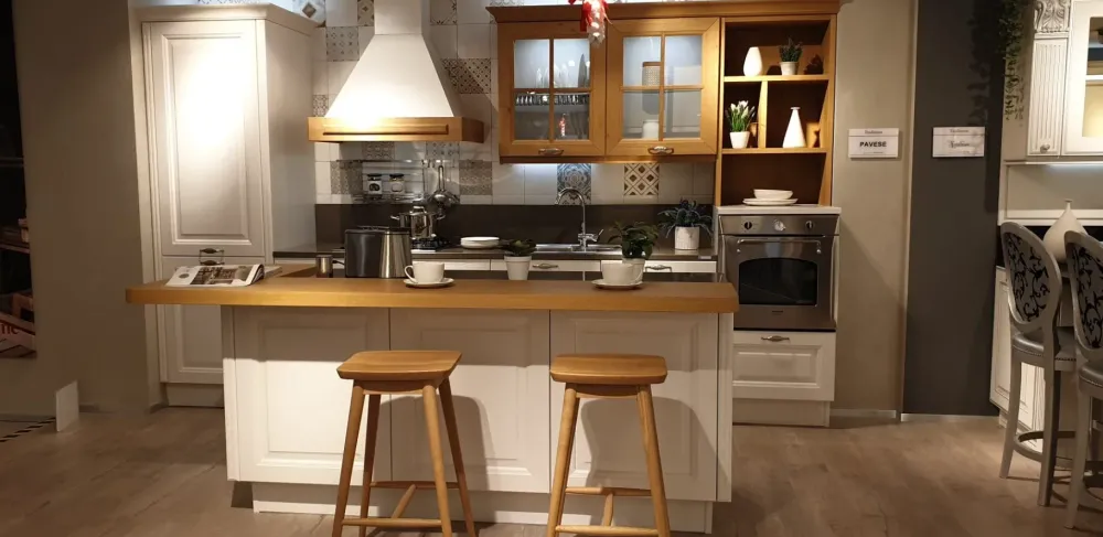 Cucina Pavese classica bianca con isola scontata 50%^Veneta Cucine Hot