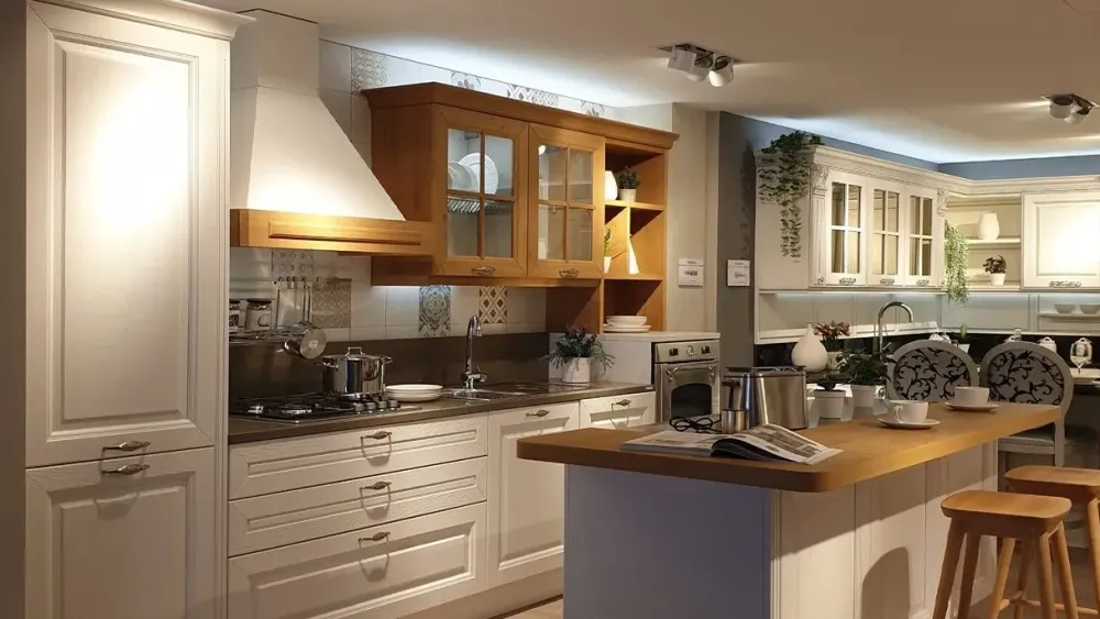 Cucina Pavese classica bianca con isola scontata 50%^Veneta Cucine Hot