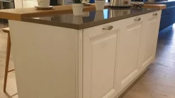 Cucina Pavese classica bianca con isola scontata 50%^Veneta Cucine Hot