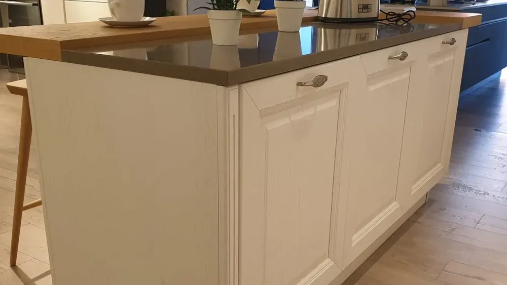 Cucina Pavese classica bianca con isola scontata 50%^Veneta Cucine Hot