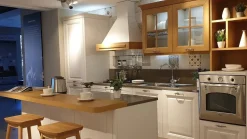 Cucina Pavese classica bianca con isola scontata 50%^Veneta Cucine Hot