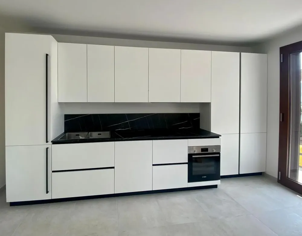 Primopiano Cucine Cucina moderna lineare bianca in laccato opaco Ingrosso cucine moderne icm51- Cucine Lineari|Cucine Moderne