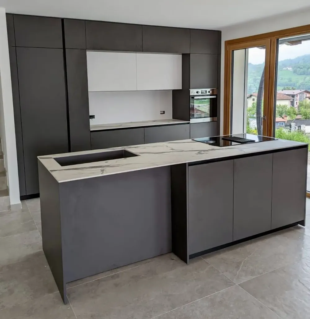 Primopiano Cucine Cucina design ad isola grigio in laminato opaco Ingrosso cucine moderne icm43- Cucine Ad Isola|Cucine Design