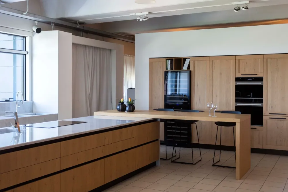 Cucina design ad isola bianca in legno Ingrosso cucine moderne icmxp06^Primopiano Cucine Clearance