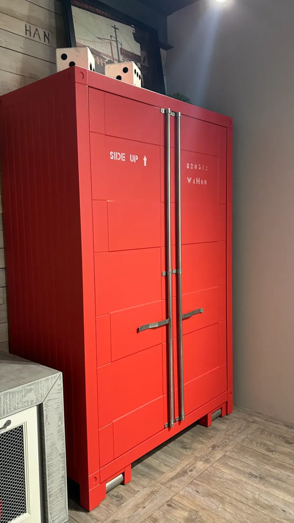 Cucina rossa industriale lineare Dispensa container in Offerta Outlet^Marchi Cucine Clearance