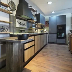 Collezione esclusiva Cucina rovere chiaro industriale con penisola Cucina industrial colonne e piano snack  - Cucine Con Penisola