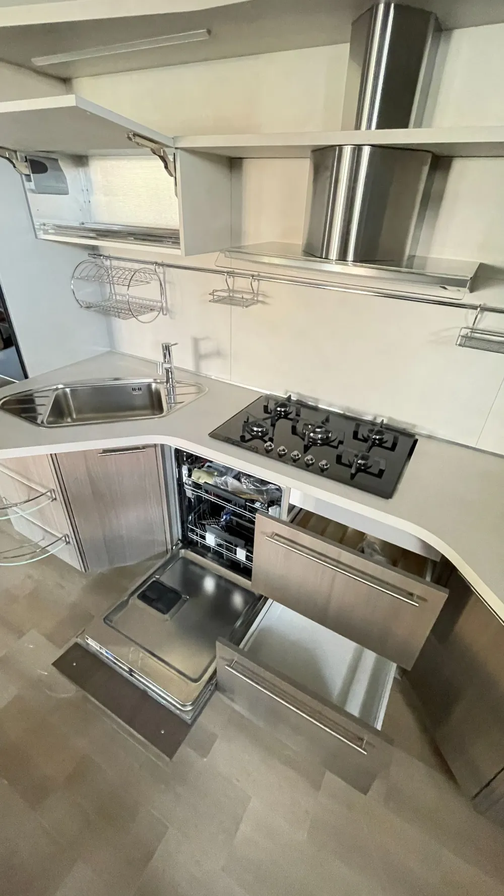 Cucina Skyline moderna grigia lineare scontata 53%^Snaidero New