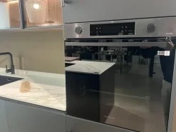 Cucina moderna con isola altri colori in laccata opaco Metropolis^Stosa