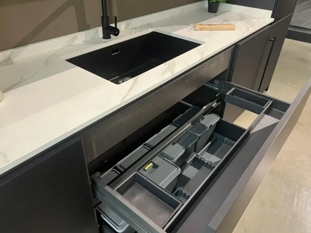 Cucina moderna con isola altri colori in laccata opaco Metropolis^Stosa