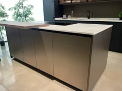 Cucina moderna con isola altri colori in laccata opaco Metropolis^Stosa