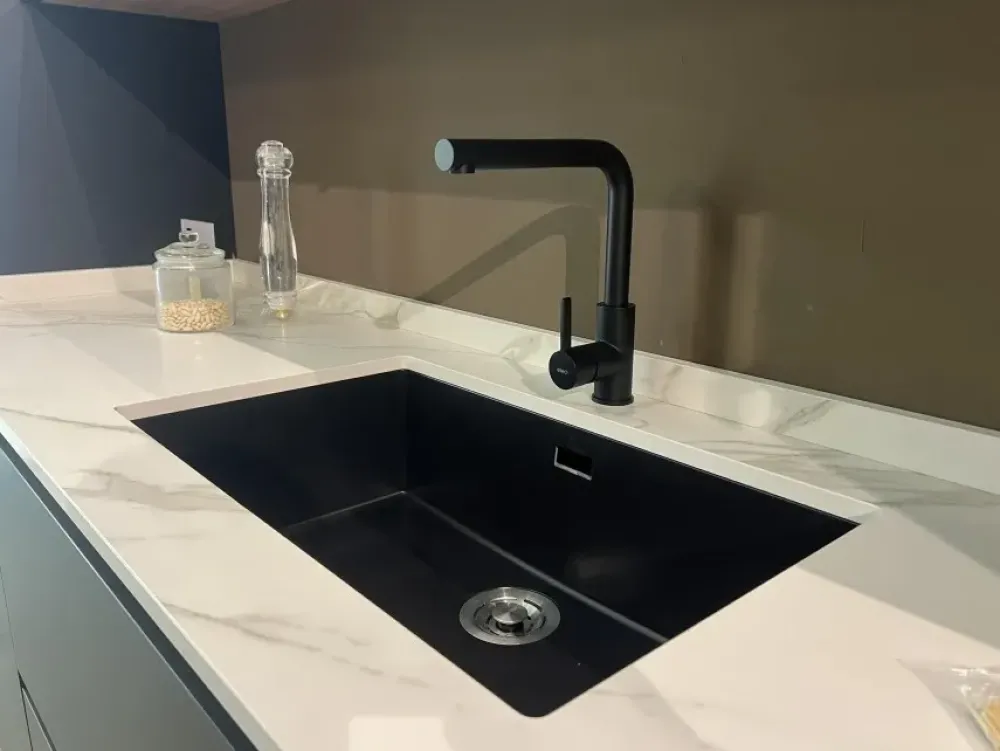 Cucina moderna con isola altri colori in laccata opaco Metropolis^Stosa