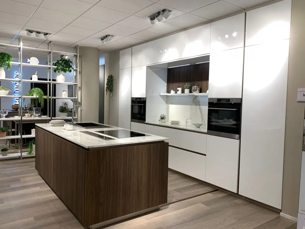 Cucina moderna con isola bianca in laccata lucido Lounge^Veneta Cucine Outlet