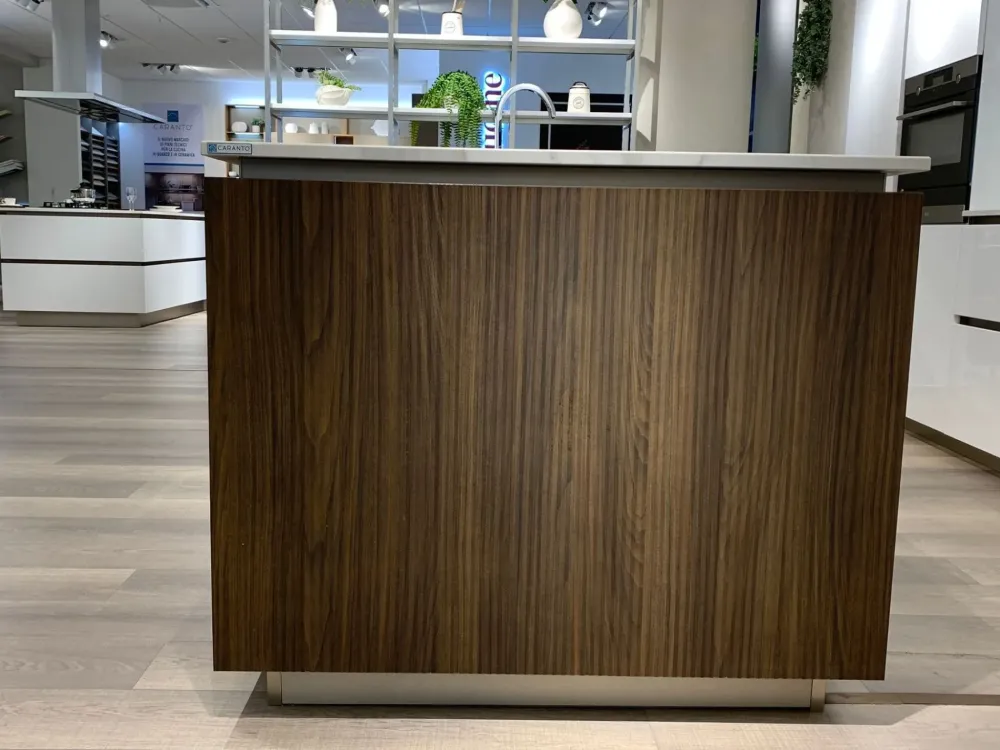 Cucina moderna con isola bianca in laccata lucido Lounge^Veneta Cucine Outlet