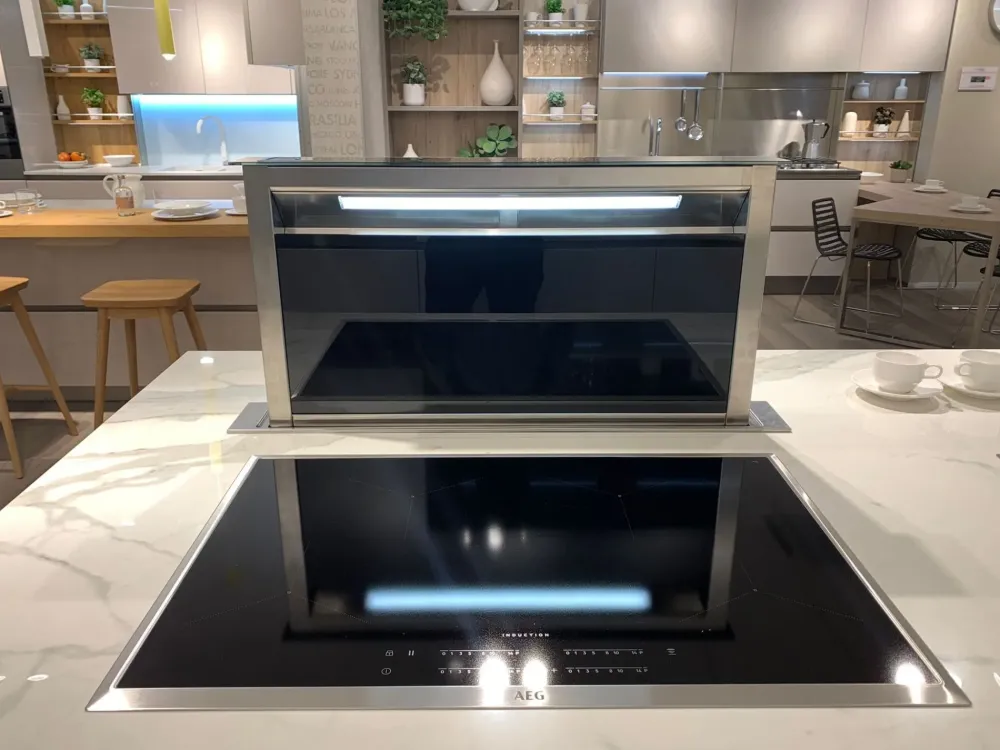 Cucina moderna con isola bianca in laccata lucido Lounge^Veneta Cucine Outlet