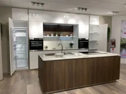 Cucina moderna con isola bianca in laccata lucido Lounge^Veneta Cucine Outlet