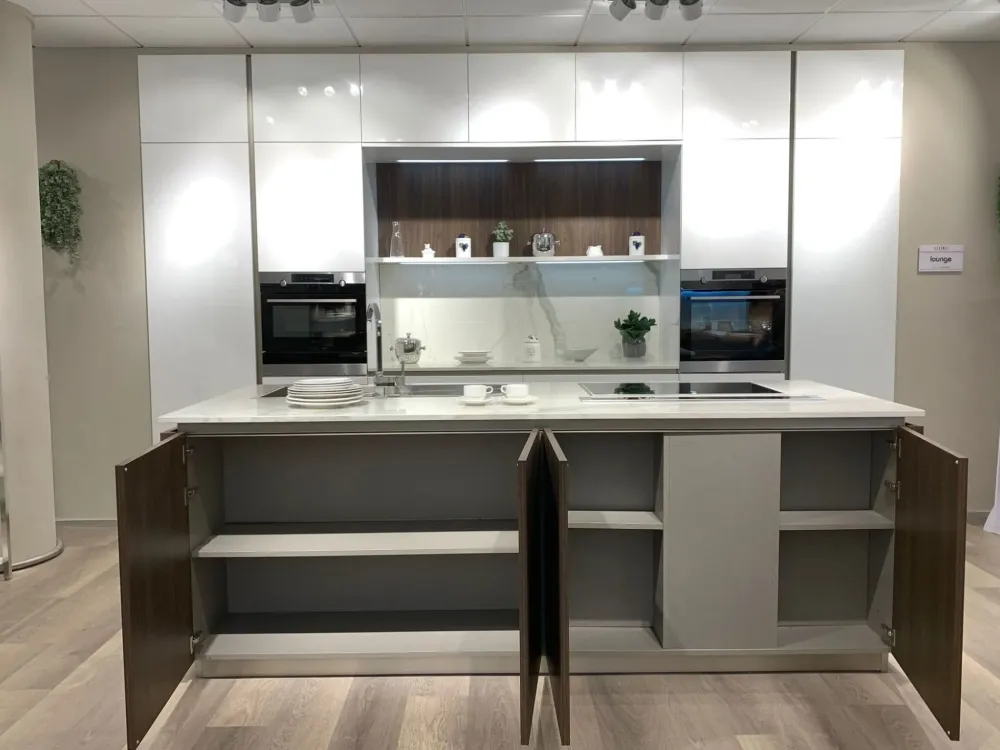 Cucina moderna con isola bianca in laccata lucido Lounge^Veneta Cucine Outlet
