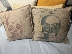 Collezione esclusiva Cuscini divano modello Shabby sugar skull della firma a prezzi outlet- Biancheria Per La Casa