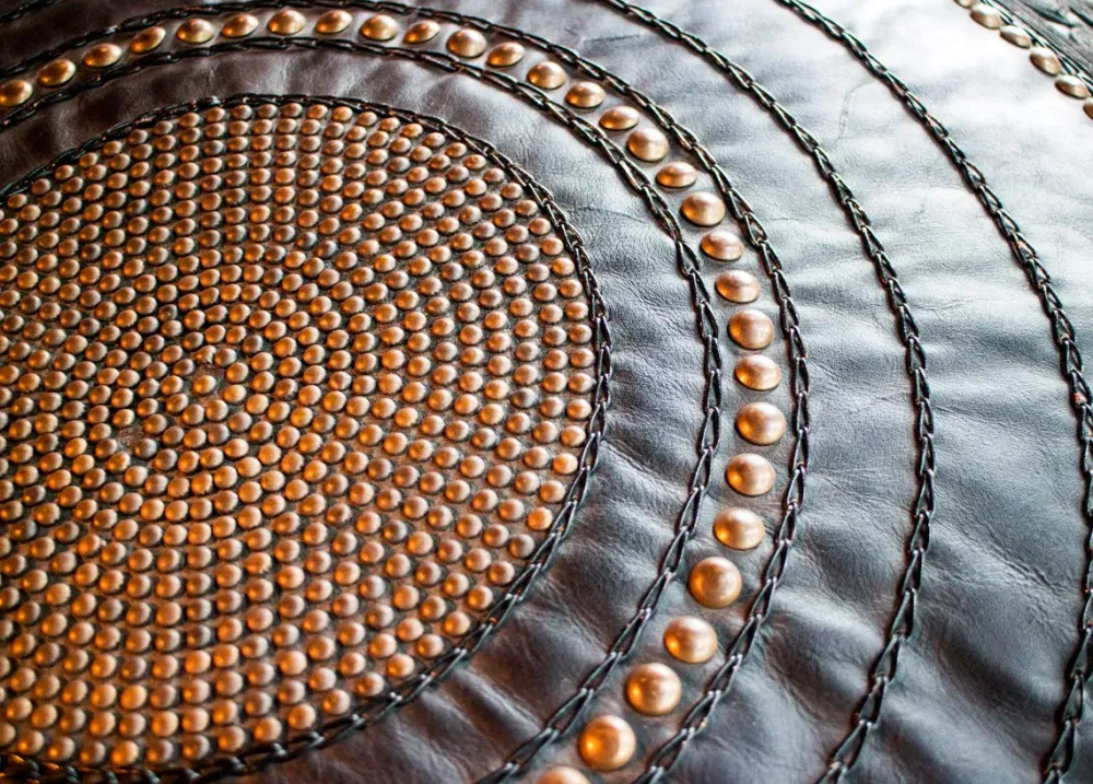 Cuscini divano Cuscino pelle tondo con borchie a prezzi SCONTATI^Pacha Mama Clearance