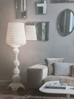 Da terra stile Moderna Kabuki lampada da terra bianca in offerta outlet^Kartell New