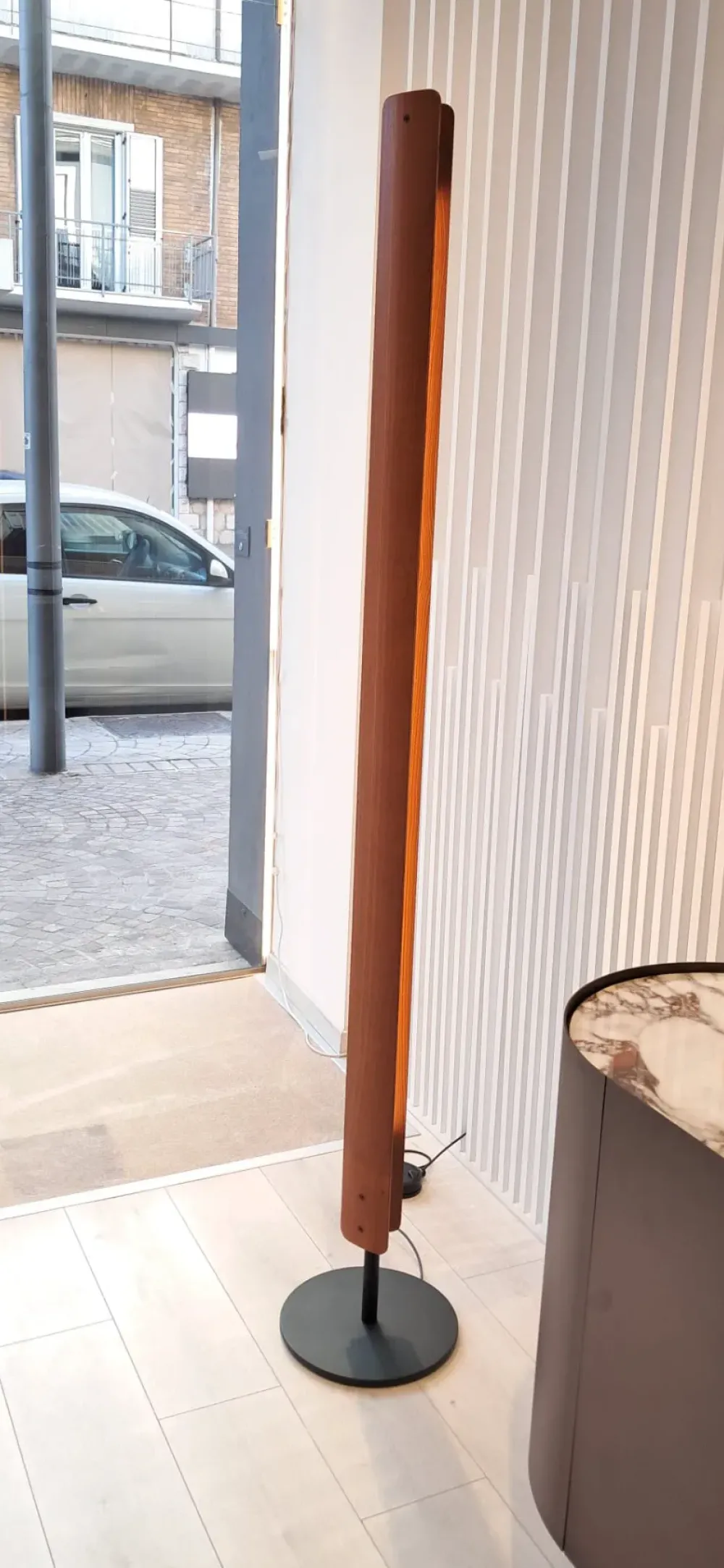 Flos Da terra stile Moderna Seki han floor in saldo- Lampade Da Terra