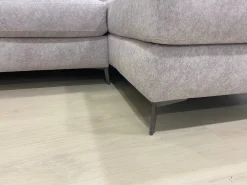 Outlet Divani letto con penisola Sasha di a prezzo ribassato Divani