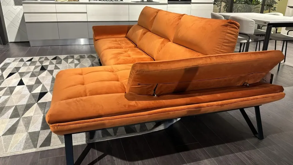 Sale Divano con penisola modello Fly di a prezzi convenienti Divani