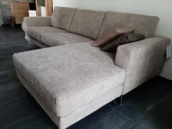 Outlet Divano con penisola Nevada in Tessuto a 1800€ Divani