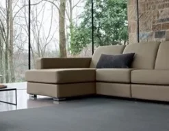 Doimo Salotti Divano con penisola pelle in poliuretano   in Offerta Outlet- Divani