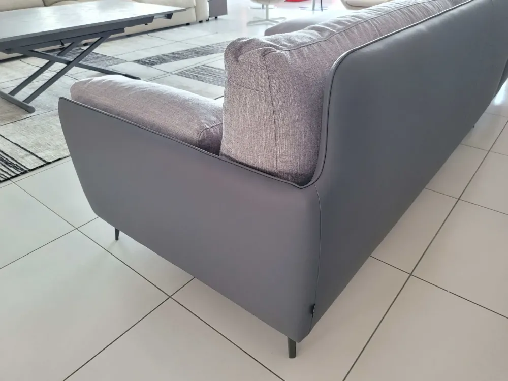 Divano con penisola tessuto in misto piuma a prezzo Outlet Divani