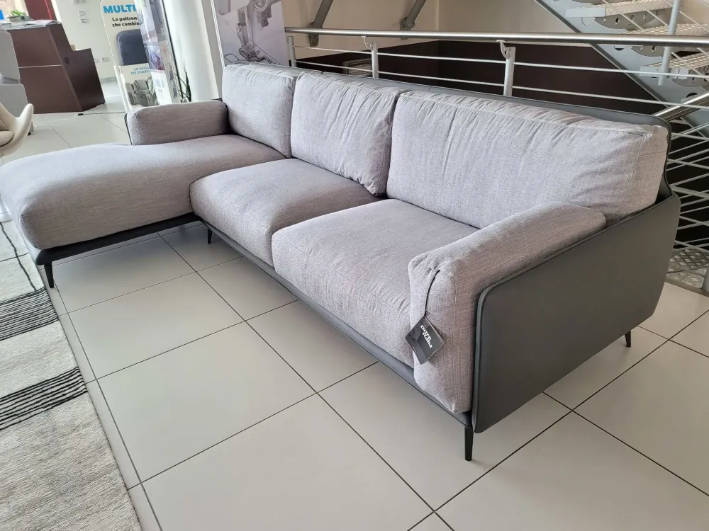 Divano con penisola tessuto in misto piuma a prezzo Outlet Divani