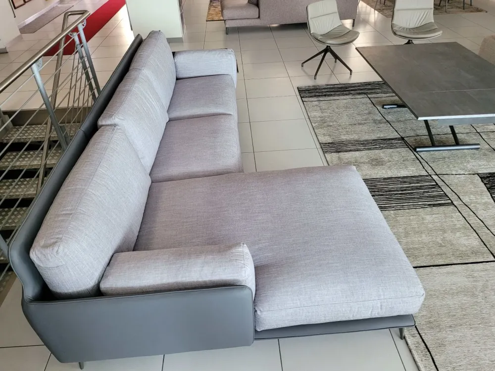 Divano con penisola tessuto in misto piuma a prezzo Outlet Divani