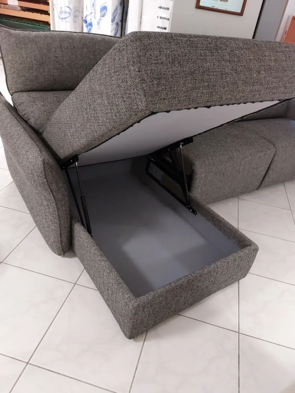 Clearance Divano in Tessuto stile moderno modello Bormio comfort scontato - 37% Divani