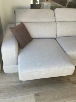 Le Comfort Divano Lineare Divano lineare graffiti scontato a 1435 Euro- Divani