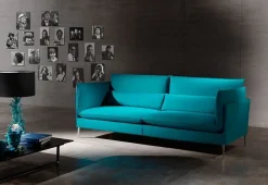 Hot Divano Lineare Divano mod.natalie con piedi cromati in promo-sconto del 50% a 1490 Euro Divani