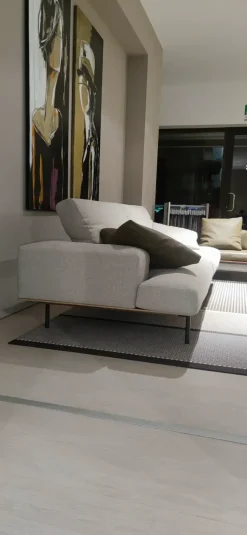 Living Divani Divano Lineare in Tessuto Sumo 2021 di- Divani