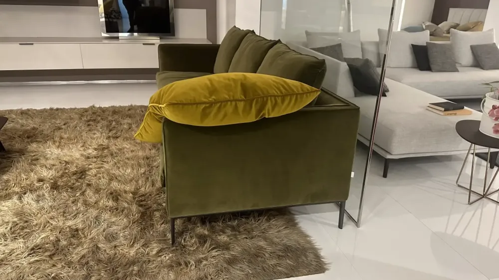 Outlet Divano lineare Paul di a prezzo ribassato Divani