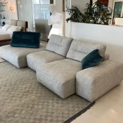 Saba Divano in Offerta Outlet con penisola in poliuretano.- Divani