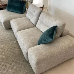 Saba Divano in Offerta Outlet con penisola in poliuretano.- Divani