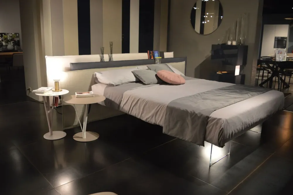 Discount Letto design con piedini Vele_bed a prezzo ribassato Letti