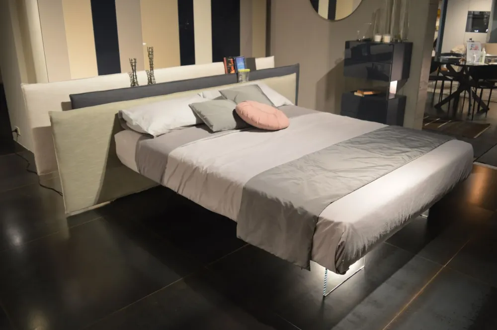 Discount Letto design con piedini Vele_bed a prezzo ribassato Letti