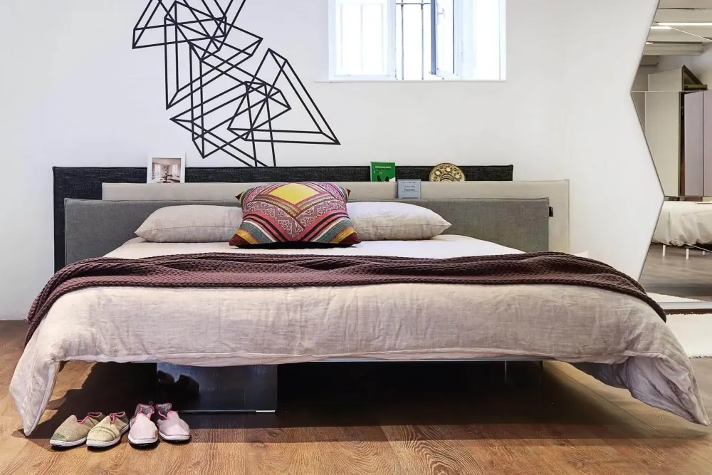 Discount Letto design con piedini Vele_bed a prezzo ribassato Letti