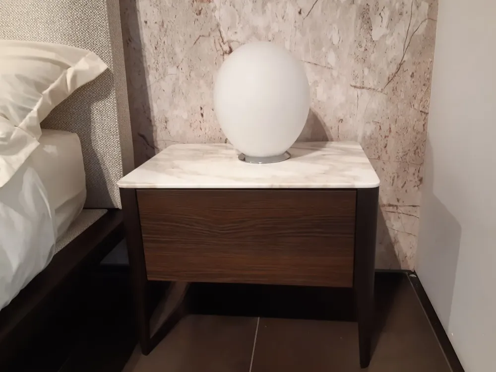 Conte Letto design con piedini Kensington a prezzo scontato- Letti