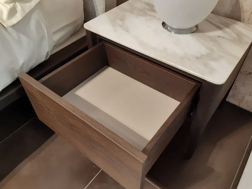 Conte Letto design con piedini Kensington a prezzo scontato- Letti