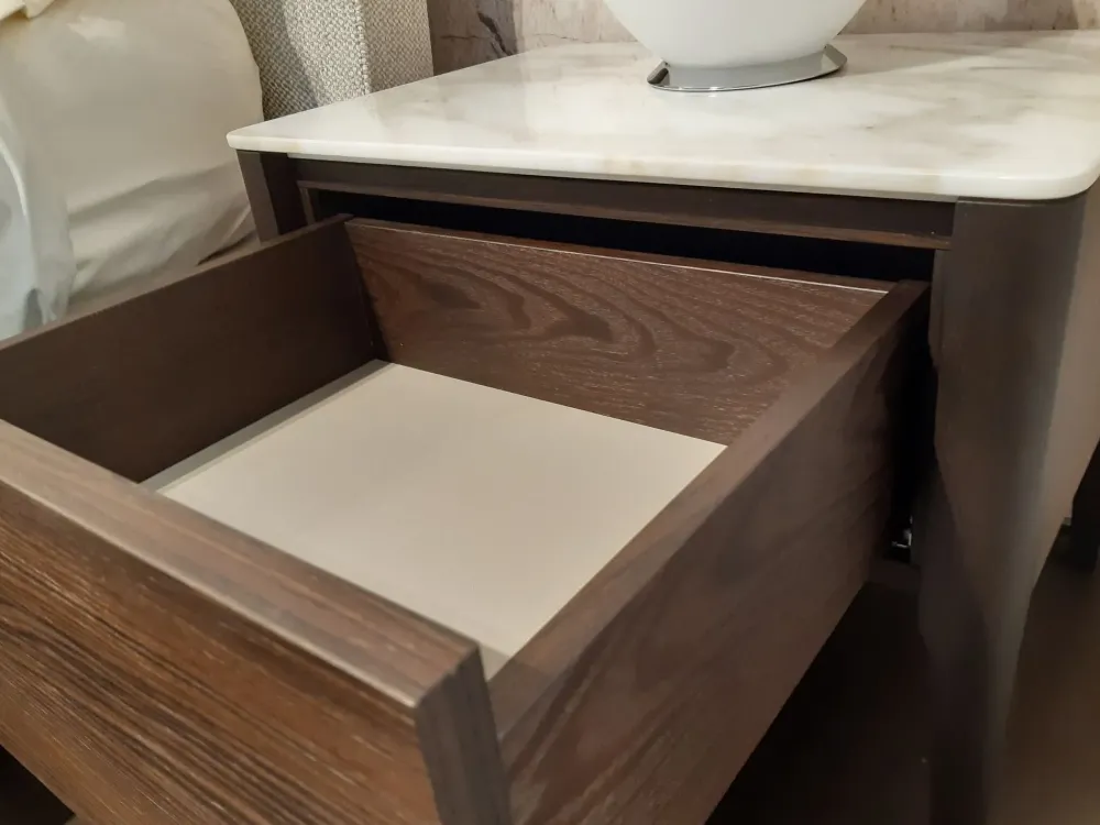 Conte Letto design con piedini Kensington a prezzo scontato- Letti